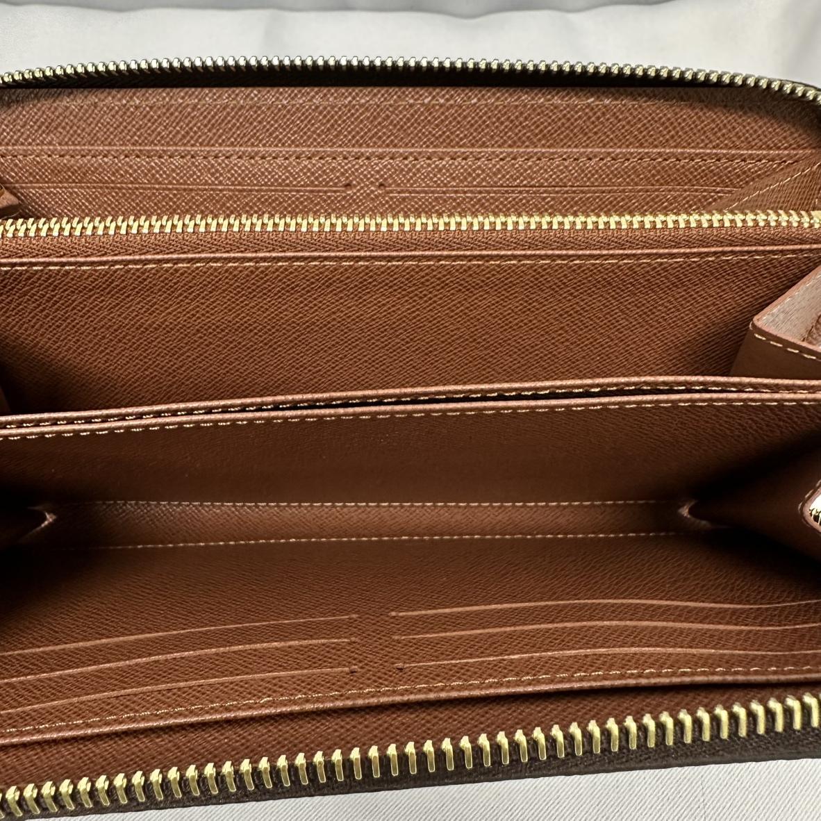 ルイヴィトン M42616 ジッピーウォレット