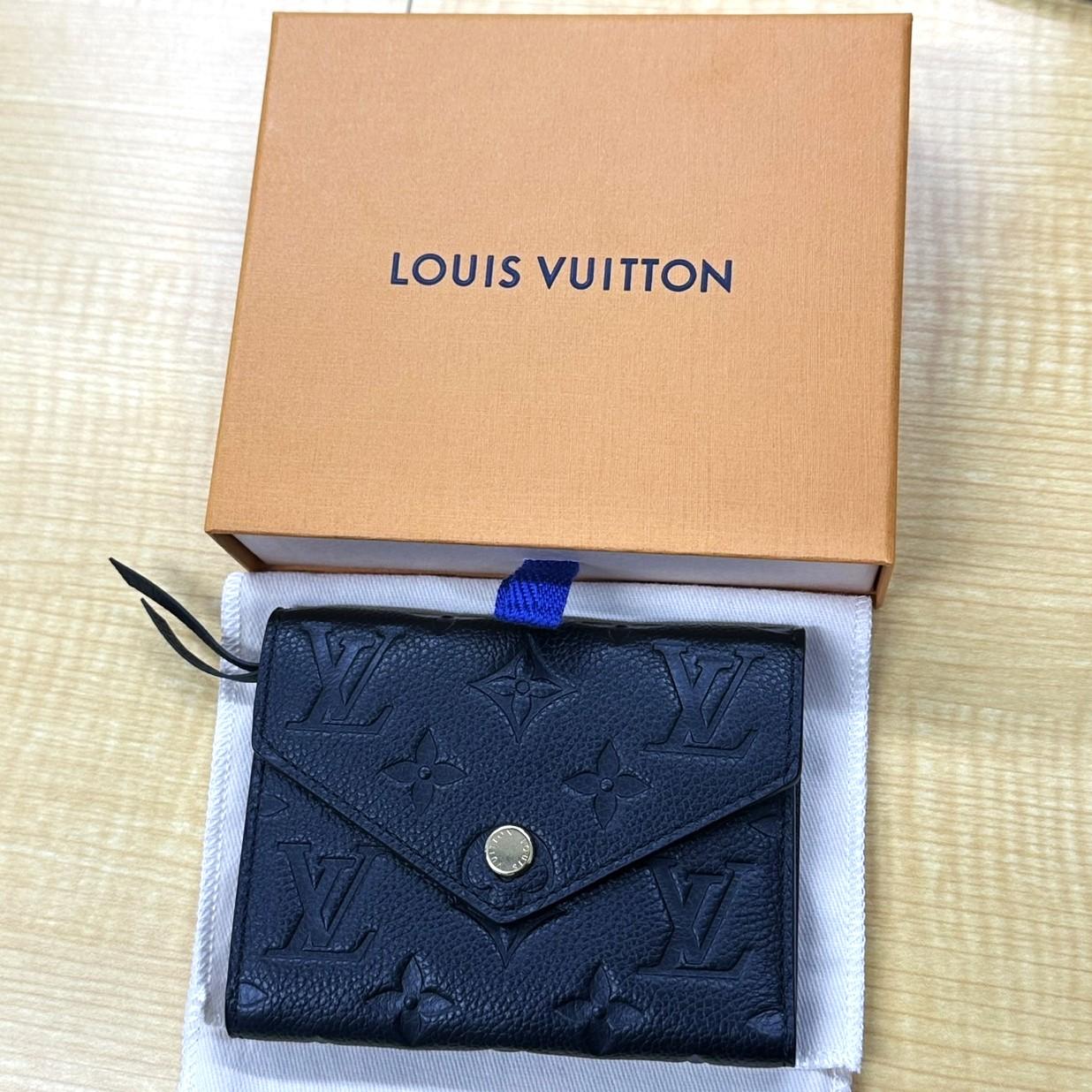 LOUIS VUITTON ルイヴィトン 　アンプラント　M64060　ポルトフォイユ　ヴィクトリーヌ 　ノワール 　イニシャル刻印