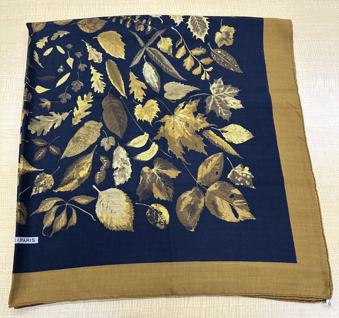 HERMES エルメス スカーフ カレジュアン 140 Tourbillon 渦巻き 落ち葉 黒×黄土色