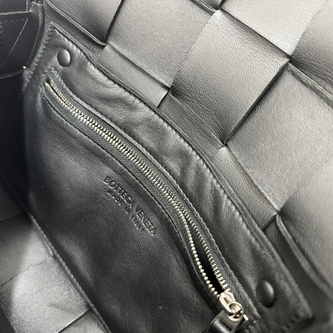 BOTTEGA VENETA イントレチャート カセット